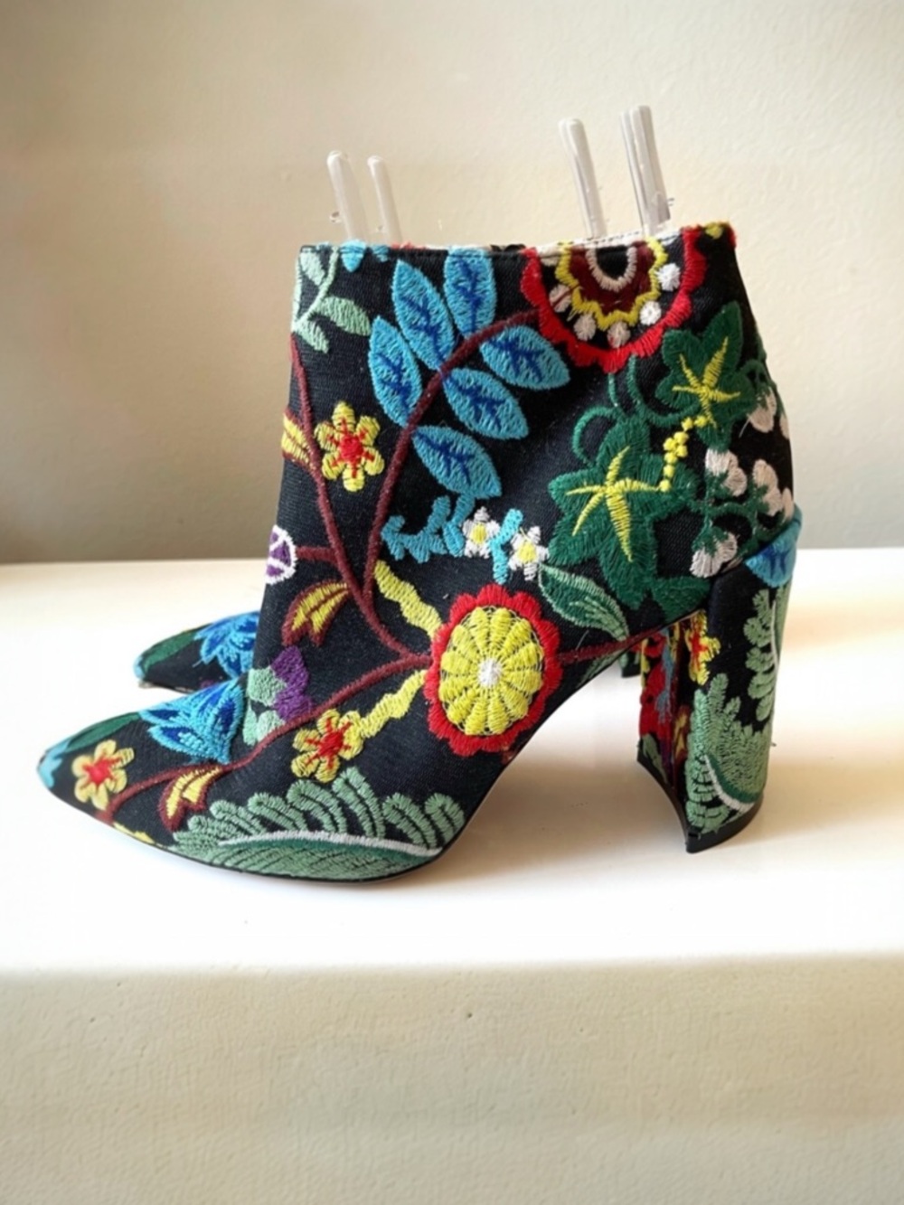 STUART WEITZMAN Floral Embroidered Ankle Boots Size 7M Black Block Heel Spain